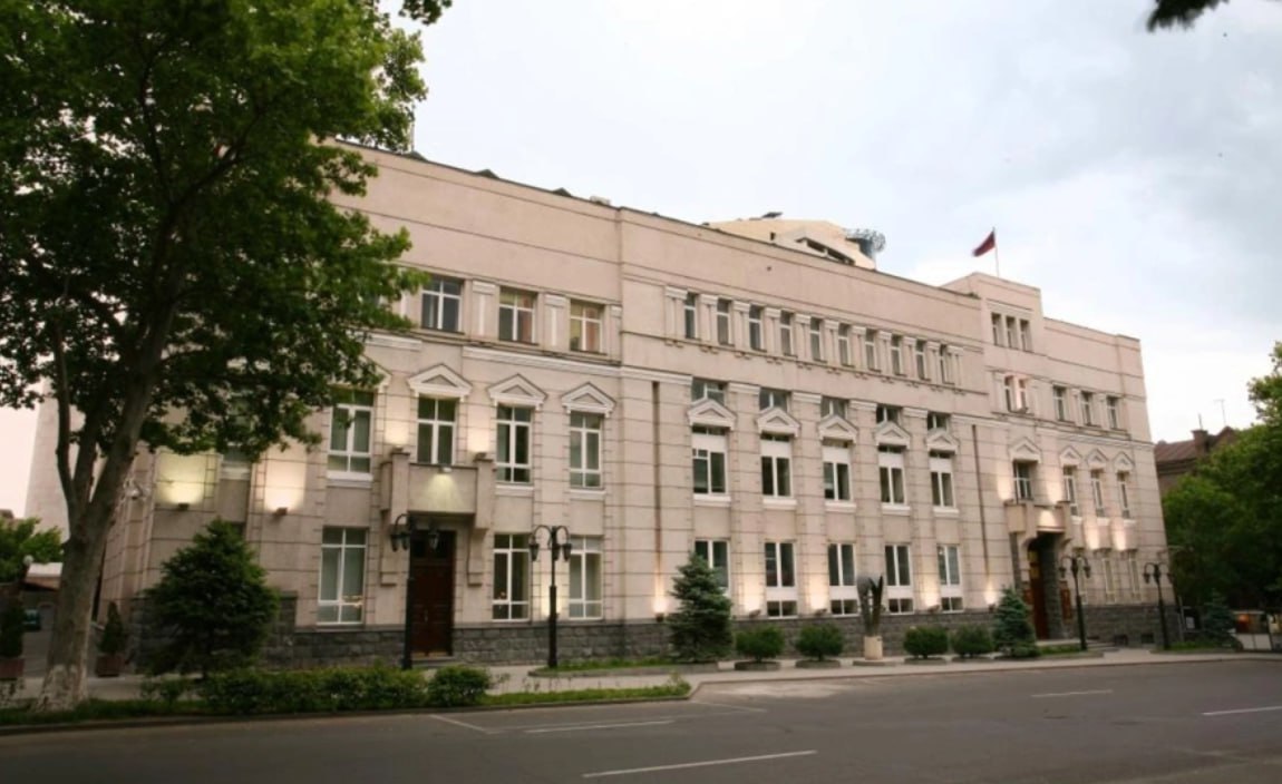 Налоговые органы России и Армении обмениваются информацией о банковских счетах только при наличии конкретного запроса Об этом в интервью Радио РБК рассказал зампред ЦБ Армении Оганнес Хачатрян Это ситуация когда есть какой то кейс открытый налоговой службой одной из стран сказал Хачатрян Он пояснил что существует автоматический механизм для предоставления данных налоговой но он работает только в том случае когда имеется конкретный кейс и в банк отправляется запрос То есть нельзя не давать информацию если запрос правомерный Но это не то что армянские и российские налоговые органы связали между собой базы данных Это не так подчеркнул Хачатрян Армения ратифицировала многостороннее Соглашение компетентных органов об автоматическом обмене финансовой информацией в 2023 году и в 2025 году запустила этот обмен с партнерскими странами Летом 2025 года опрошенные РБК юристы сообщали что армянские банки и брокеры начали запрашивать у россиян данные об их налоговом резидентстве для автообмена информацией с Россией Фото Blackdeersofmonte Wikipedia Следить за новостями РБК в МАХ