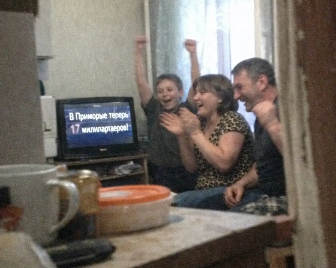 В Приморье стало на двух миллиардеров больше теперь их 17 Декларационная кампания показала в Приморье прибавилось миллиардеров теперь в регионе 17 человек с официально задекларированным доходом от миллиарда рублей за год против 15 годом ранее По данным краевого УФНС в основном это предприниматели из сферы оптово розничной торговли производства продуктов питания и IT Ещё 34 человека заявили о доходах от 500 миллионов до миллиарда а 157 от 200 до 500 миллионов Всего декларации подали более 20 тысяч приморцев сумма исчисленного НДФЛ составила 3 4 миллиарда рублей При этом жители региона вернули из бюджета более 5 миллиардов через налоговые вычеты за лечение спорт учёбу и имущество Около 2 тысяч человек отчитаться поленились им доначислили 260 миллионов налогов и ещё 65 миллионов штрафов Текущая декларационная кампания продолжается до 30 апреля налоги по ней нужно уплатить до 15 июля Подать декларацию можно онлайн через личный кабинет ФНС в прошлом году этим способом воспользовались 95 приморцев Судя по динамике богатых в Приморье становится больше а остальные пока разбираются с вычетами NEWS VL в MAX прислать новость