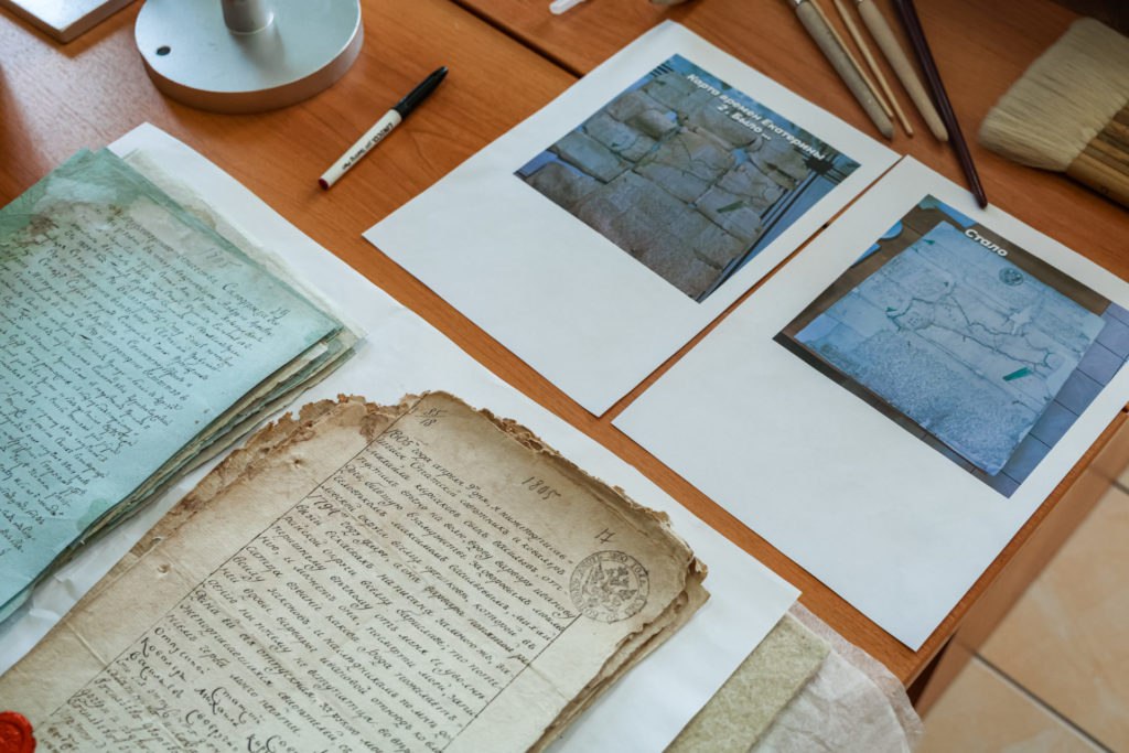 В Рязани обсудили вопросы развития архивной службы региона Главное архивное управление Рязанской области информирует о том что в областной Думе состоялся Правительственный час где обсуждались вопросы развития архивной службы в регионе обеспечения доступа к хранящимся документам О проводимой работе депутатам рассказала начальник ведомства Наталья Стародубцева По словам Натальи Стародубцевой архивный фонд Рязанской области является одним из крупнейших в регионах страны и постоянно пополняется На сегодняшний день в нем находится более 3 5 млн единиц хранения ежегодно поступает еще более 25 тыс В государственном и муниципальных архивах ведется большая научно справочная работа осуществляются описание документов и их реставрация создаются необходимые условия для сохранности Наталья Стародубцева отметила что особое внимание уделяется обеспечению доступа к архивным документам Предусмотрена работа в читальных залах предоставляется информация по социально правовым и тематическим запросам от орган