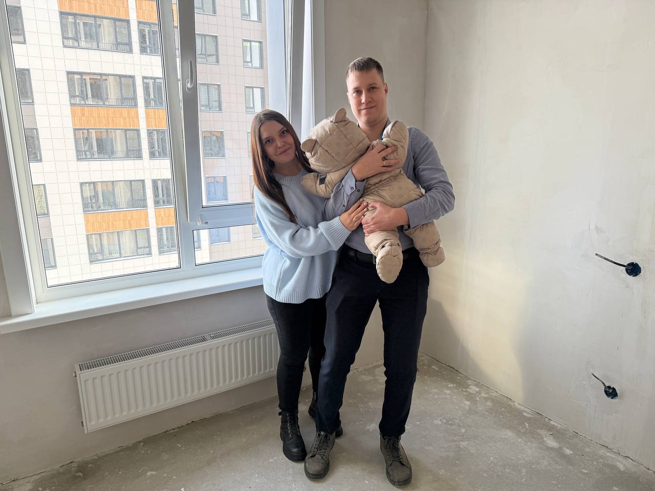 Президент России Владимир Путин неоднократно подчеркивал что поддержка семей является одним из ключевых направлений государственной политики Важнейшую роль играет создание условий для комфортной жизни и решения жилищных вопросов особенно на Дальнем Востоке где успешно работает программа льготной ипотеки под 2 В Сахалинской области продолжили реализацию инициативы главы государства разработав собственные меры поддержки Благодаря усилиям губернатора Валерия Лимаренко с начала 2025 года начали действовать новые правила выдачи единовременных выплат молодым семьям и участникам специальной военной операции Семьи мечтающие обзавестись собственным жильём могут рассчитывать на выплату размером до 400 тысяч рублей покрывающую первоначальный взнос по ипотечному кредиту Одним из ярких примеров успешной реализации программы стала молодая семья Кольцовых проживающая в новосозданном жилом комплексе Верба Супруги Алексей и Кристина вместе с семимесячным малышом наконец то смогли стать обладателями собственного жилья Мы бесконечно благодарны за такую прекрасную возможность ведь именно благодаря льготной ипотеке мы можем обеспечить своё будущее и создать уютное пространство для роста нашей семьи делится радостью Кристина Только за прошлый год почти тысяча молодых семей и сотни участников СВО воспользовались возможностью воспользоваться поддержкой от государства Общая сумма выделенных средств превысила 280 миллионов рублей Министр социальной защиты Сахалинской области Ольга Орлова заявила что срок действия программы будет продлён ещё на полгода ввиду большого спроса Сегодня около сорока защитников Отечества и почти сотня молодых семей уже направили свои заявления на получение выплат Большинство заявок были обработаны многие семьи уже получили деньги Для оформления субсидии необходимы минимальные документы паспорта справка об участии в СВО если речь идёт о бойцах и уведомление банка о предварительном одобрении кредита Решение о назначении выплаты принимается оперативно всего за десять рабочих дней  Эти меры помогают укрепить уверенность семей в будущем делая приобретение жилья доступным и комфортным процессом