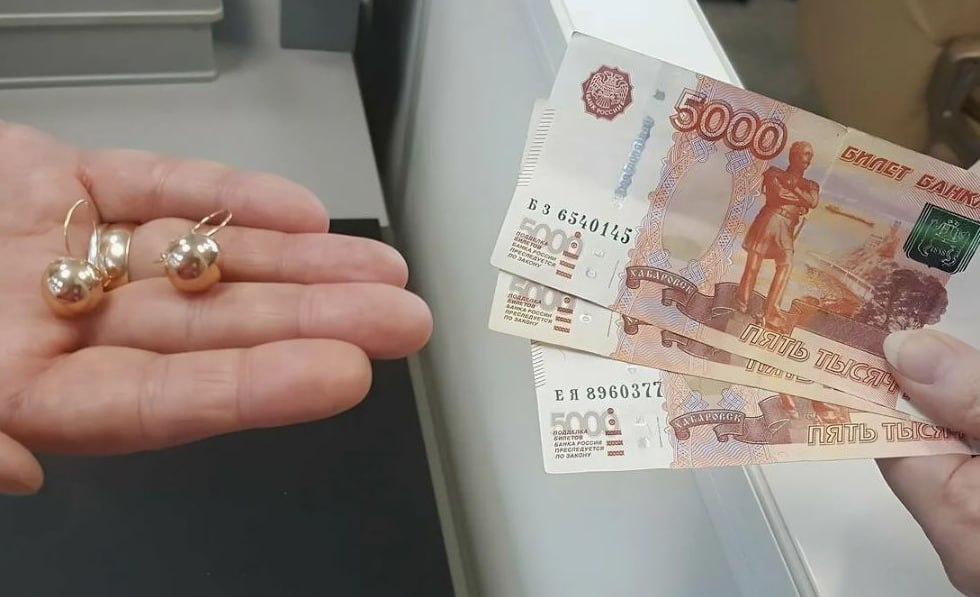Сумма среднего займа в ломбардах выросла на треть За 2024 год она увеличилась на 31%, с 16 до 21 тыс. рублей. Всего ломбарды выдали займы населению на сумму 302 млрд рублей, это на четверть больше, чем в 2023 году. Значительную часть спроса формируют постоянные клиенты – их доля составляет 74%. Под залог транспортных средств было выдано 2% займов. Их объем за год вырос на 10%, то есть более умеренными темпами по сравнению с аналогичным сегментом на рынке МФО. Основная причина роста объема займов – устойчивое повышение цены на золото, поскольку 94% от общего объема займов выданы под залог золотых изделий.