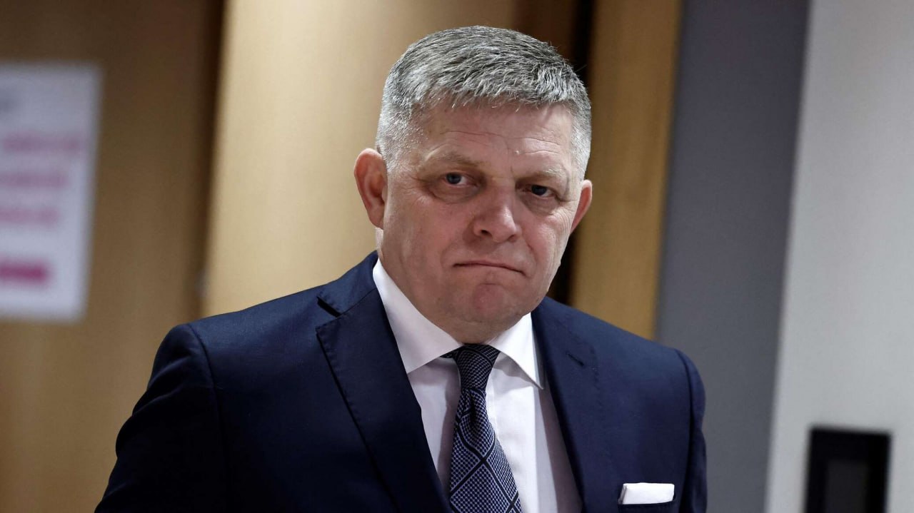 Премьер-министр Словакии Роберт Фицо в последние дни отменил несколько мероприятий – словацкие СМИ Отмена участия в первомайских мероприятиях, съемок в телепрограмме с экс-президентом Чехии, перенос лекции в Оксфорде – официально изменения в последний момент рабочей программы словацкого премьера никак не комментируются. Журналисты новостного портала Tvnoviny утверждают, что причина - возникшие после прошлогоднего покушения серьезные проблемы со здоровьем, о которых сам Фицо неоднократно говорил. Ранее премьер Словакии заявлял, что не смотря ни на что приедет на парад 9 мая в Москву. Также, как и президент Сербии Вучич, который внезапно заболел. Отметим, что все сообщения о проблемах со здоровьем этих политиков исходят со стороны местных СМИ, официальных заявлений по этому поводу не было.