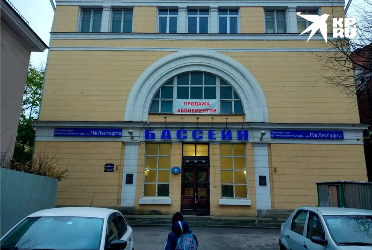 Выход из Театральной решили сделать через бассейн Университета Лесгафта В Петербурге определились с местом для выхода из станции метро Театральная которая построена но не открыта Вместо спорных вариантов с Домом быта или сквером у консерватории выбрали здание бассейна на улице Декабристов это позволит избежать долгих судов и согласований Эксперты называют решение компромиссом по пути наименьшего сопротивления Главное для горожан чтобы выход заработал как можно скорее а маркером старта работ станут первые закупки Метростроя и появление буровых установок на месте Читаем подробнее в нашей статье Алексей Булатов Читай нас в MAX Читай нас в Telegram