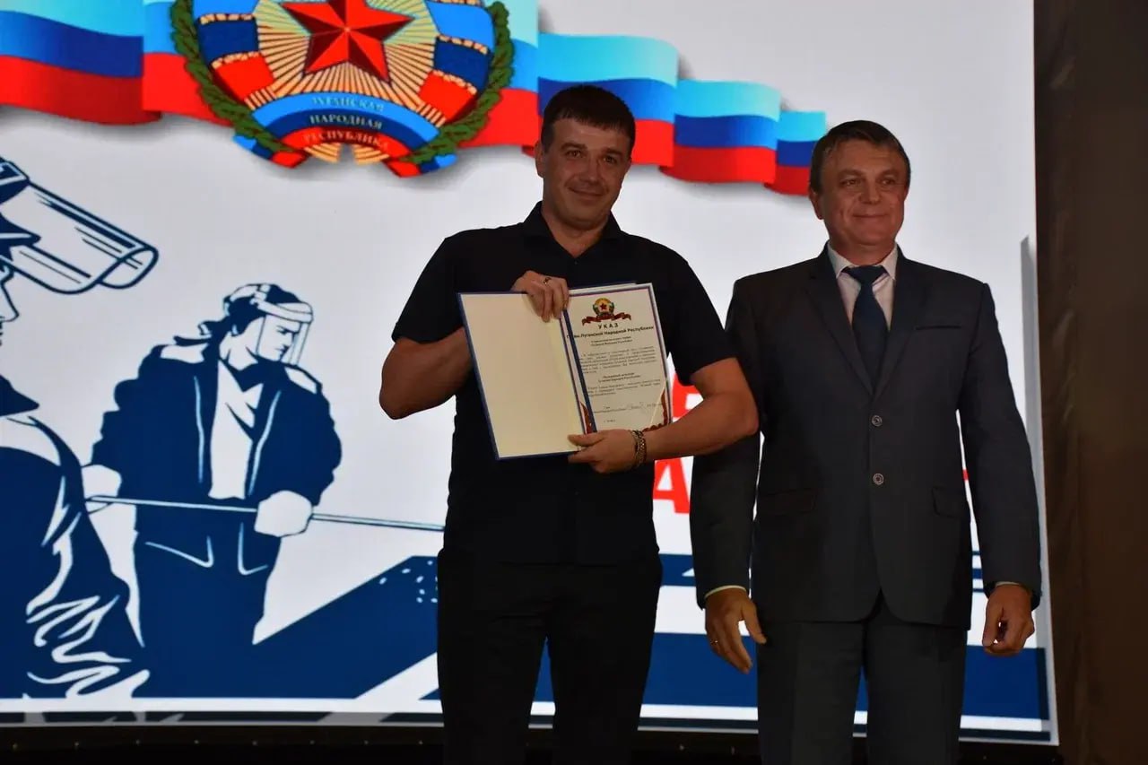 #вРоссиижить — почетным металлургом быть!    Леонид Пасечник поздравил с профессиональным праздником работников Алчевского меткомбината  Накануне праздника он посетил Алчевск, чтобы поздравить сотрудников ООО «Южный горно-металлургический комплекс» — флагмана тяжелой промышленности республики.    Сегодня в металлургической отрасли Луганщины работают 12 предприятий, производящих сталь, чугун и ферросплавы, которые поставляются по всей России и в ближнее зарубежье. В прошлом году объем продукции составил более 90 млрд руб.  Пасечник вручил заслуженные награды, включая почетное звание «Заслуженный металлург ЛНР», грамоты и благодарности тем, кто вносит вклад в экономику региона и страны.    Пасечник поблагодарил руководство ЮГМК и 15 тысяч работников за их важный труд для Родины!