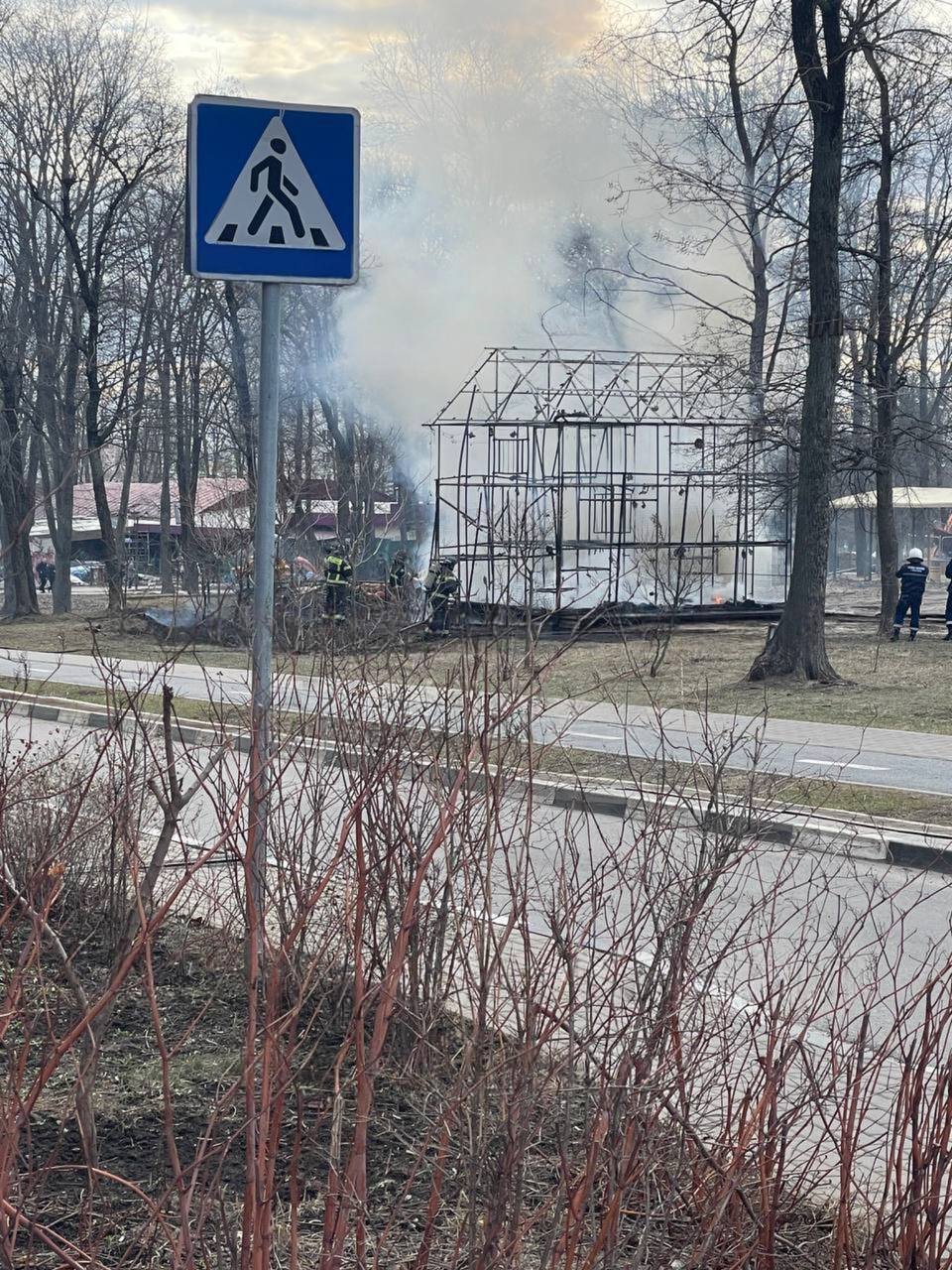 В центральном парке загорелась детская площадка   В настоящее время возгорание ликвидировано.    ЧП Белгородская область - подписаться   Написать нам  Чат - перейти