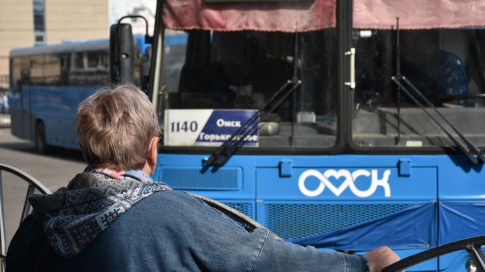 В Омской области вырастет тариф на проезд в автобусах С января в Омской области повысят стоимость проезда по межмуниципальным маршрутам РЭК приняла решение повысить предельный тариф на загородных маршрутах что отразится за стоимости проезда Постановление размещенное на официальном сайте правовой информации гласит что с 1 января 2026 года стоимость проезда составит 3 17 руб за пройденный километр пути Ранее она составляла 3 04 руб за километр пути то есть тариф подорожал на 4 28 Для сравнения по состоянию на 7 сентября самый дешевый билет на автобус в Муромцево стоит 550 руб а после повышения тарифов он будет стоить 574 руб Также в документе указано что стоимость провоза багажа в автобусах за чертой города устанавливается в размере 20 от стоимости проезда одного пассажира Приказ будет действовать до 31 декабря 2026 года Последний раз плату за проезд по загородным маршрутам повышали в апреле Повышение с 2 руб до 3 04 руб стало для омичей сюрпризом проезд не дорожал с 2016 года