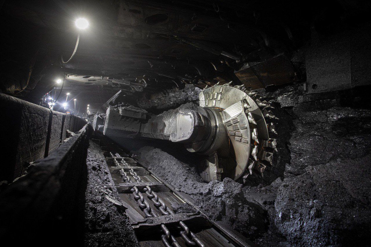 Новая лава самая глубокая в Кузбассе На шахте Осинниковская ввели в работу новый очистной забой на рекордной глубине 900 метров Подготовка лавы началась в январе 2024 года Проходческие участки прошли 1 3 км горных выработок В забое смонтировали высокопроизводительный механизированный комплекс который изготовлен с учетом горно геологических условий Осинниковской Для безопасности специалисты применили все действующие на шахте технические решения и цифровые инструменты Провели предварительную дегазацию угольного пласта смонтировали систему аэрогазовой защиты автоматическую систему акустического контроля состояния горного массива и прогноза динамических явлений видеонаблюдение Здесь трудится опытная бригада Дениса Серебренникова участка по добыче угля 1 Промышленные запасы угля в лаве более 200 тысяч тонн Завершить их отработку горняки планируют в феврале 2026 года а дальше перейдут на новый пласт Е6 запасы которого составляют 10 5 млн тонн угля