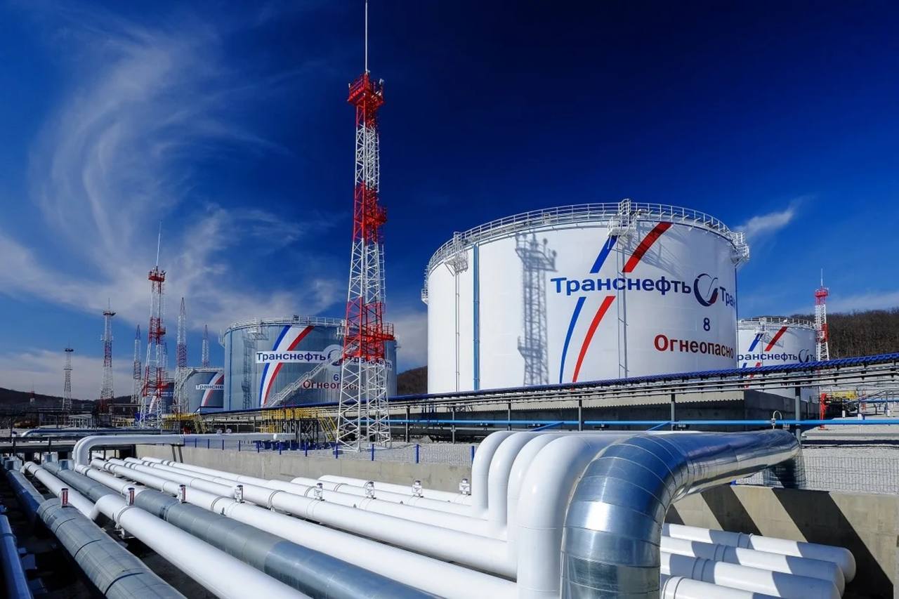Фильм о «Транснефти» раскрывает масштабы стратегической инфраструктуры России. Премьера ролика, посвященного достижениям компании, привлекла внимание к уникальной роли компании в энергетике. Через компанию проходит 83% добываемой в России нефти и 30% нефтепродуктов. Протяженность магистральных трубопроводов превышает 67 000 км – больше длины экватора в 1,5 раза. Фильм подробно демонстрирует всю мощь инфраструктурного гиганта: свыше 500 перекачивающих станций, более 24 млн кубометров резервуарных емкостей и 4 морских порта Козьмино, Приморск, Усть-Луга, Новороссийск . Это фундамент энергетической безопасности страны.