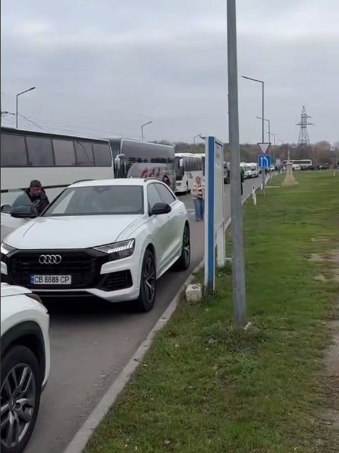 Километровые очереди из автобусов и машин на украинской границе в Одесской области Очереди возникли из за остановки работы всех пунктов пропуска на украинской границе после сбоя в базе данных таможни Местные каналы пишут что в пробках встали около 400 автомобилей и 30 автобусов rusputnikmd 2