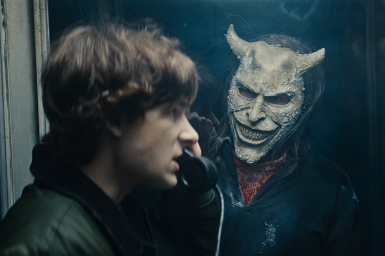 Цифровой релиз Черного телефона 2 с Итаном Хоуком в роли маньяка состоится 4 ноября согласно источникам When To Stream В зарубежном прокате фильм начали показывать 17 октября за это время он собрал 86 млн долларов при бюджете в 30 миллионов Критики приняли Черный телефон 2 в основном положительно на Rotten Tomatoes рейтинг составил 73 при 168 рецензиях а на Metacritic 61 балл из 100 при 37 обзорах Кинопоиск Новости