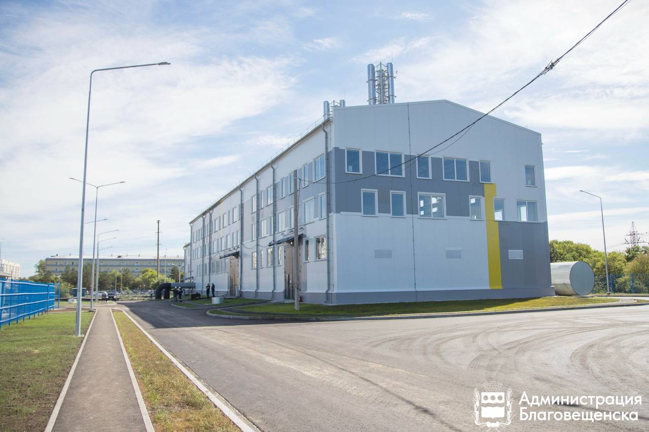 В Благовещенске завершают строить распределительный газопровод В Благовещенске завершается строительство распределительного газопровода Оно началось в 2023 году За это время строители проложили более 20 километров газовых труб Они также подготовили площадки для будущих газораспределительных пунктов смонтировали защитные ограждения и установили оборудование для молниезащиты Сейчас завершаются работы в районе Игнатьевского шоссе После того как завершится строительство газопровода к нему начнут подключать частные домовладения Также от него будут питаться газовые котельные Одна из них сейчас строится в районе хладокомбината Ещё четыре находятся на стадии проектирования Их планируют построить в посёлке Аэропорт районе военкомата Лазурного берега и в квартале на пересечении улиц Первомайской Амурской и Ленина Подписывайтесь на новости Благовещенска в МАХ