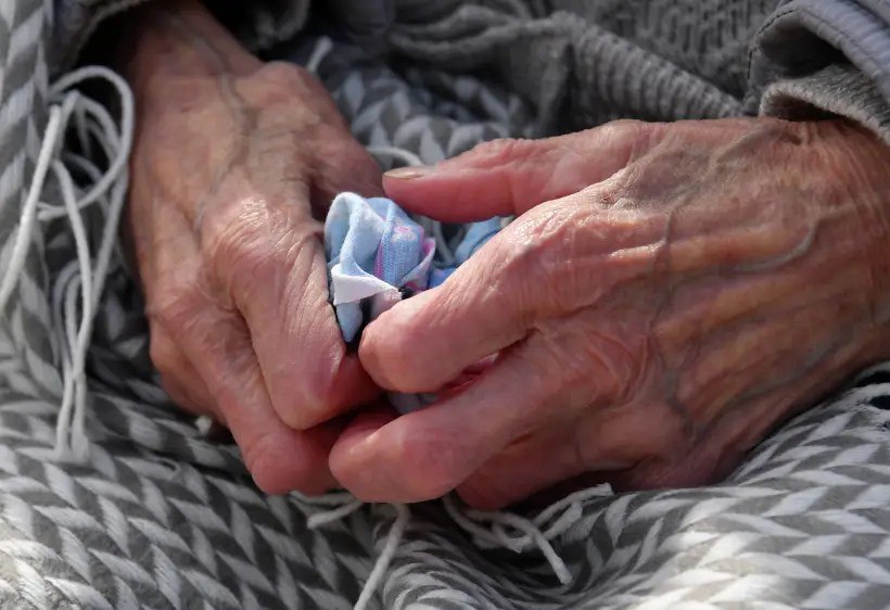 15 декабря Москва входит в тройку лидеров среди регионов РФ по продолжительности жизни около полумиллиона москвичей имеют возраст более 80 лет 60 тыс более 90 лет и 1 2 тыс человек более 100 лет сообщила заммэра Москвы по вопросам социального развития Анастасия Ракова