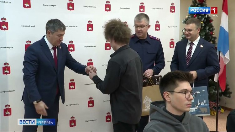 Губернатор Дмитрий Махонин вручил ключи от квартир детям сиротам   vesti perm ru publications 00b6a147 80ca 4d3c b214 8a29e911642c Губернатор Дмитрий Махонин вручил ключи от квартир детям сиротам В этом году в крае для них купили 326 жилых помещений и выдали 315 сертификатов