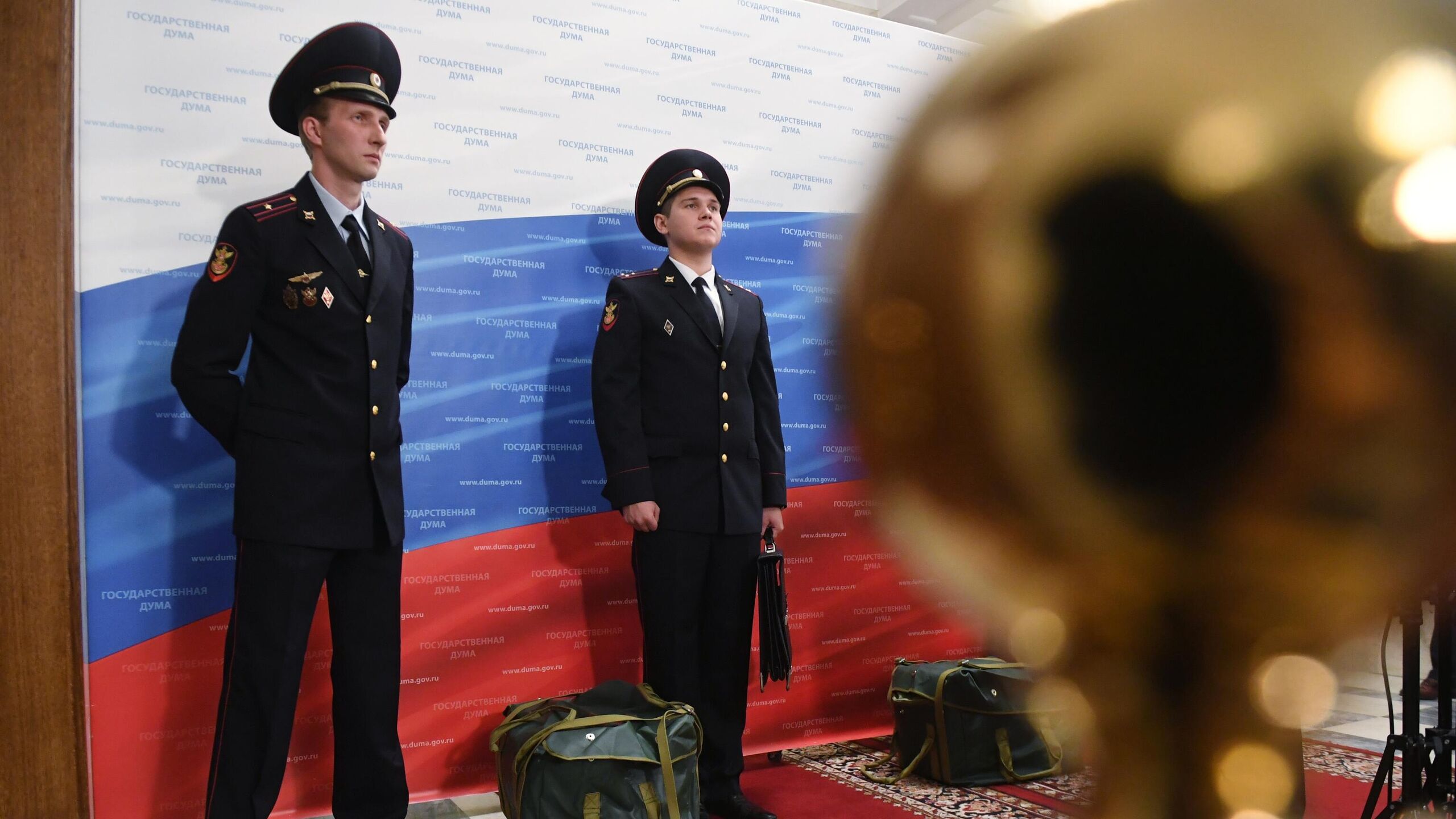 День российской фельдъегерской связи отмечается 17 декабря Праздничная дата была установлена указом президента РФ от 25 ноября 2025 года в целях сохранения и развития исторических традиций повышения престижа службы в органах фельдъегерской связи Фельдъегерская связь представляет собой специальную службу связи занимающуюся пересылкой важных и секретных документов с помощью специальных курьеров фельдъегерей В Российской Федерации эти функции возложены на специальный федеральный орган исполнительной власти Государственную фельдъегерскую службу РФ ГФС России