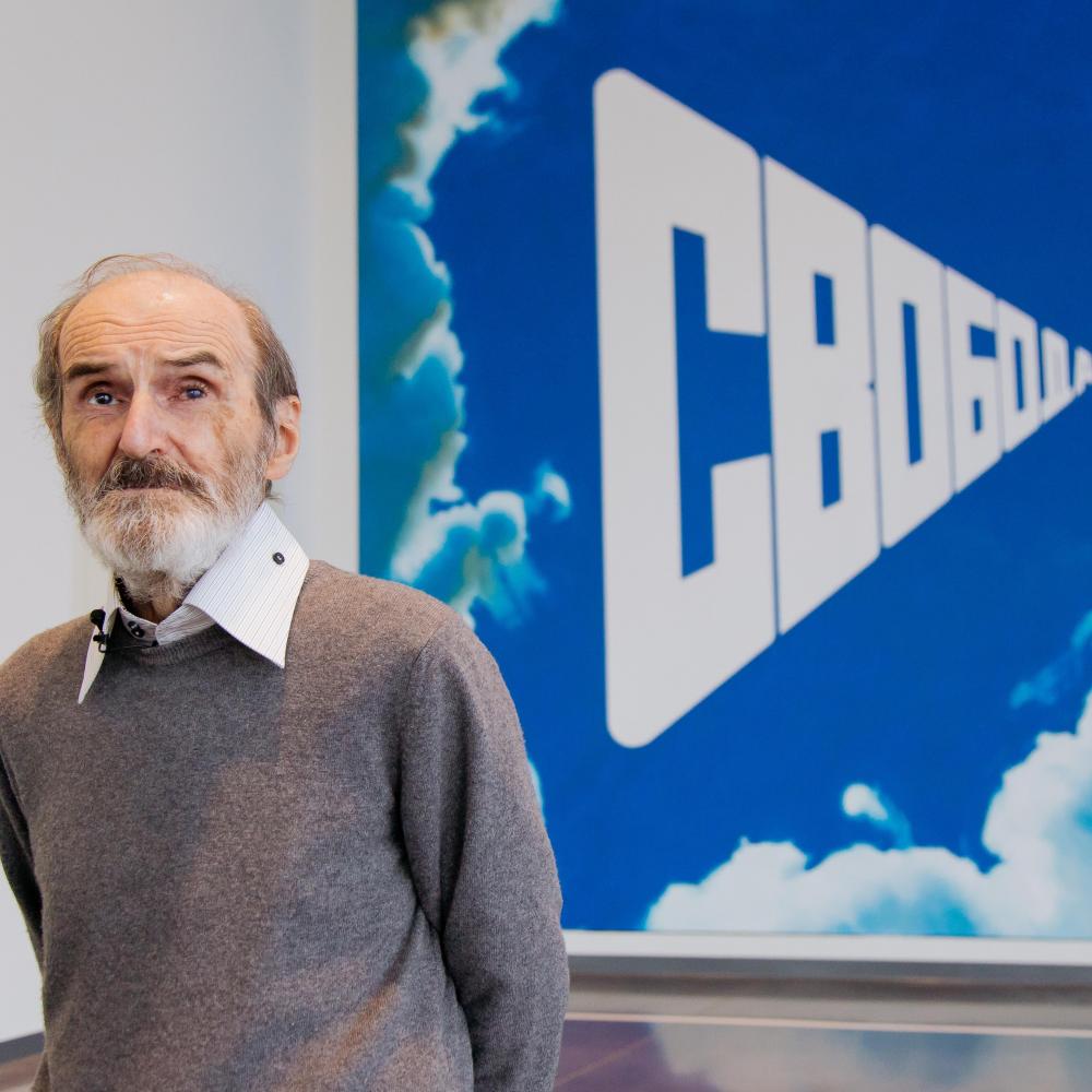 Эрик Булатов скончался в возрасте 92 лет Булатов выдающийся русский художник концептуалист скульптор фотограф Два года назад к своему 90 летнему юбилею он дал нам интервью в котором все еще кипела энергия и творческие планы Булатов знаменит картинами соединяющими фигуративное изображение и текст В советское время успешный иллюстратор детских книг С 1989 года жил в Нью Йорке с 1992 года жили работал в Париже при этом охотно делал проекты в России В 2020 году в Выксе по его эскизу был создан огромный мурал В 2023 году большая выставка мэтра приуроченная к его 90 летию прошла в Пакгаузах в Нижнем Новгороде а в 2024 м в Мультимедиа Арт Музее Москва Своей картиной Слава КПСС 1975 проданной в 2008 за 2 1 млн долларов он много лет возглавлял список самых дорогих ныне живущих отечественных авторов