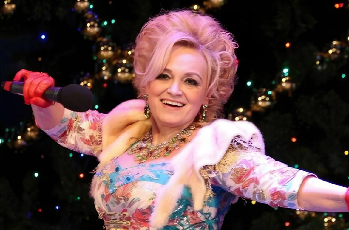 Надежда Кадышева второй год подряд стала самой дорогой звездой в России Об этом пишет Shot Теперь её 40 минутное выступление стоит 25 млн За два года ценник взлетел в 16 раз Новую популярность певице принесли социальные сети и зумеры которые устраивают полный Sold out на её концертах investingcorp