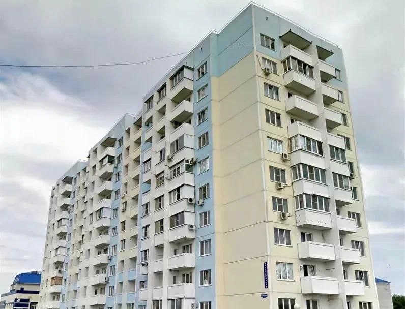 Медработникам на Кубани приобрели 64 квартиры В 2025 году для врачей и среднего медицинского персонала на Кубани было приобретено 64 квартиры Эта инициатива является частью комплексной программы поддержки Продолжительная и активная жизнь направленной на привлечение квалифицированных специалистов в сфере здравоохранения Об этом сообщает пресс служба администрации Краснодарского края В 2025 году уже закупили 64 квартиры Также краснодарские медики начали получать первоначальный взнос на ипотеку в 1 5 миллиона рублей Мерой уже воспользовались более 150 человек рассказал исполняющий обязанности министра здравоохранения Краснодарского края Евгений Филиппов Южная служба новостей