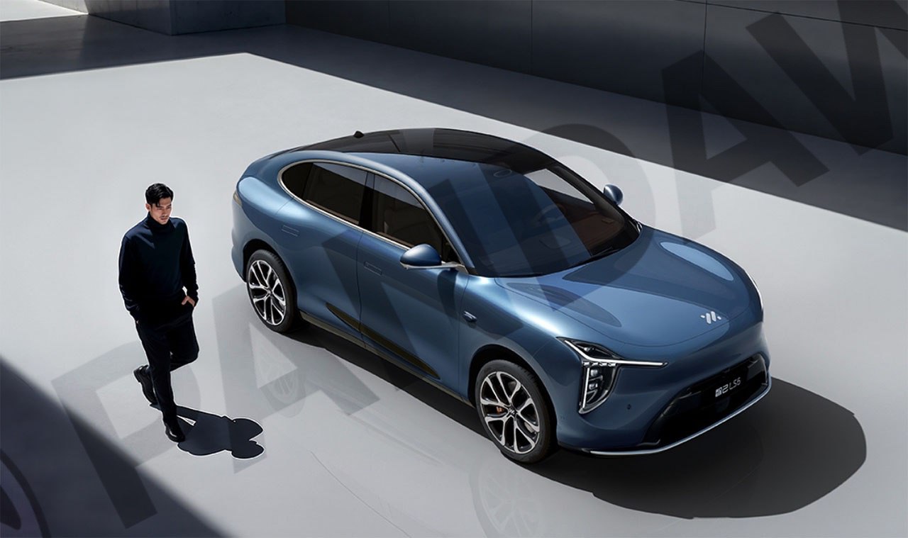 IM Motors представила собственную гибридную архитектуру   Новая гибридная система называется Hengxing  «звезда» . Это полноценная EREV-архитектура с батареей 66 кВт⋅ч, ДВС-генератором, и суммарным пробегом до 1500 км на полном заряде и баке. Впервые такая установка появится в новом LS6, предзаказы на который стартуют 15 августа, а до конца года её получит и большой шестиместный SUV LS9.  Ключевые цифры:  66 кВт⋅ч — крупнейшая батарея среди EREV  CATL Freevoy  4C зарядка, комбинированная химия   +310 км электрод пробега за 15 минут зарядки  Электрический запас хода по CLTC — до 450 км  Последовательные гибриды с большими батареями становятся новым трендом. В июне средняя ёмкость батарей новых гибридов в Китае уже превысила 29 кВт⋅ч — почти в 1.5 раза больше, чем в 2020 году.  Пока одни видят последовательные гибриды как технологию прошлого, другие продолжают вкладываться в её развитие и смысл. Время покажет, кто оказался прав   #pandaway #shortnews #IMMotors #LS6 #EREV #SAIC #Freevoy #CATL #NEV