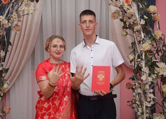 Невеста в красном сари вышла замуж в Ростове В отделе ЗАГС Советского района Ростова на Дону прошла необычная регистрация брака Михаил Головков и Наяна Аметова оформили отношения в церемонии выдержанной в индийском стиле Невеста появилась в красном сари что стало главным акцентом торжества и вызвало восторг у сотрудников и гостей Наяна с детства мечтала о свадьбе в национальном индийском наряде Ее увлечение культурой Индии и индуизма воплотилось в этот день Мероприятие показало как элементы чужой традиции могут органично вписаться в российскую регистрацию подарив участникам возможность сделать фото и познакомиться с индийским колоритом Подпишись на 1Rnd Написать в редакцию
