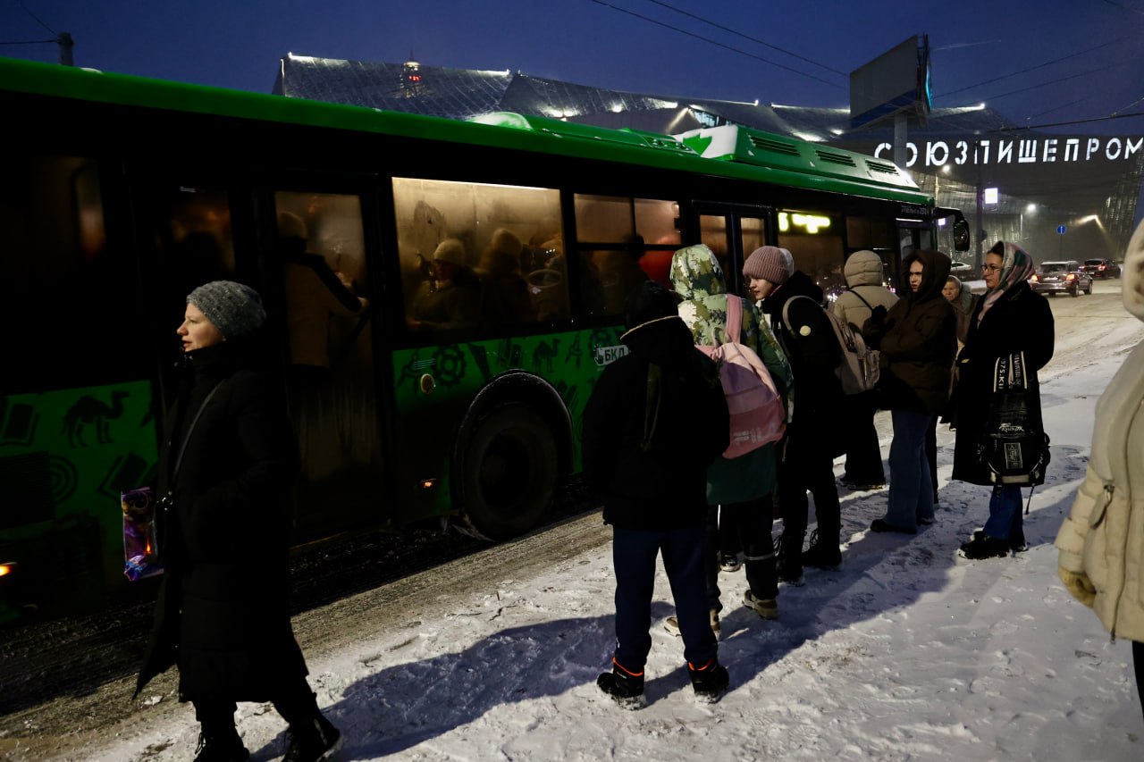 В Челябинске накажут перевозчиков за холод в общественном транспорте К приходу морозов в Челябинске оказались готовы не все перевозчики Горожане начали жаловаться на холод в общественном транспорте Контролеры проверили соблюдение температурного режима в автобусах трамваях и троллейбусах Нарушителям грозит штраф По социальным стандартам и госконтрактам при среднесуточной температуре ниже 5 градусов в салонах она должна быть не менее 12 градусов уточнили в пресс службе Организатора перевозок Челябинской области Но это требование выдерживают не везде Из 23 проверенных машин и вагонов в 20 температура опустилась ниже установленной нормы А на маршруте 64 обнаружили автобус с полностью неработающей системой отопления За ненадлежащее исполнение обязательств предусмотренных контрактом перевозчикам выставят штрафы Контроль температурного режима в городском транспорте продолжат заверил Организатор перевозок Подписаться на vecherchel Голосовать за канал