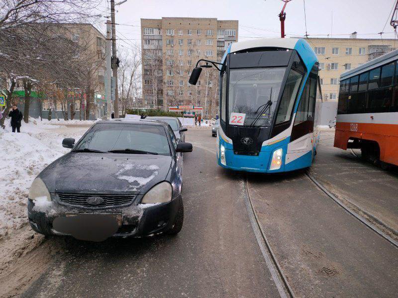 В Ульяновске ужесточат контроль за парковкой.  Неправильно припаркованные машины мешают общественному транспорту и работе коммунальных служб. Ежедневные потери «Ульяновскэлектротранса» из-за этого составляют ~200 тысяч рублей.   Власти города намерены активнее штрафовать нарушителей.   Прислать новость