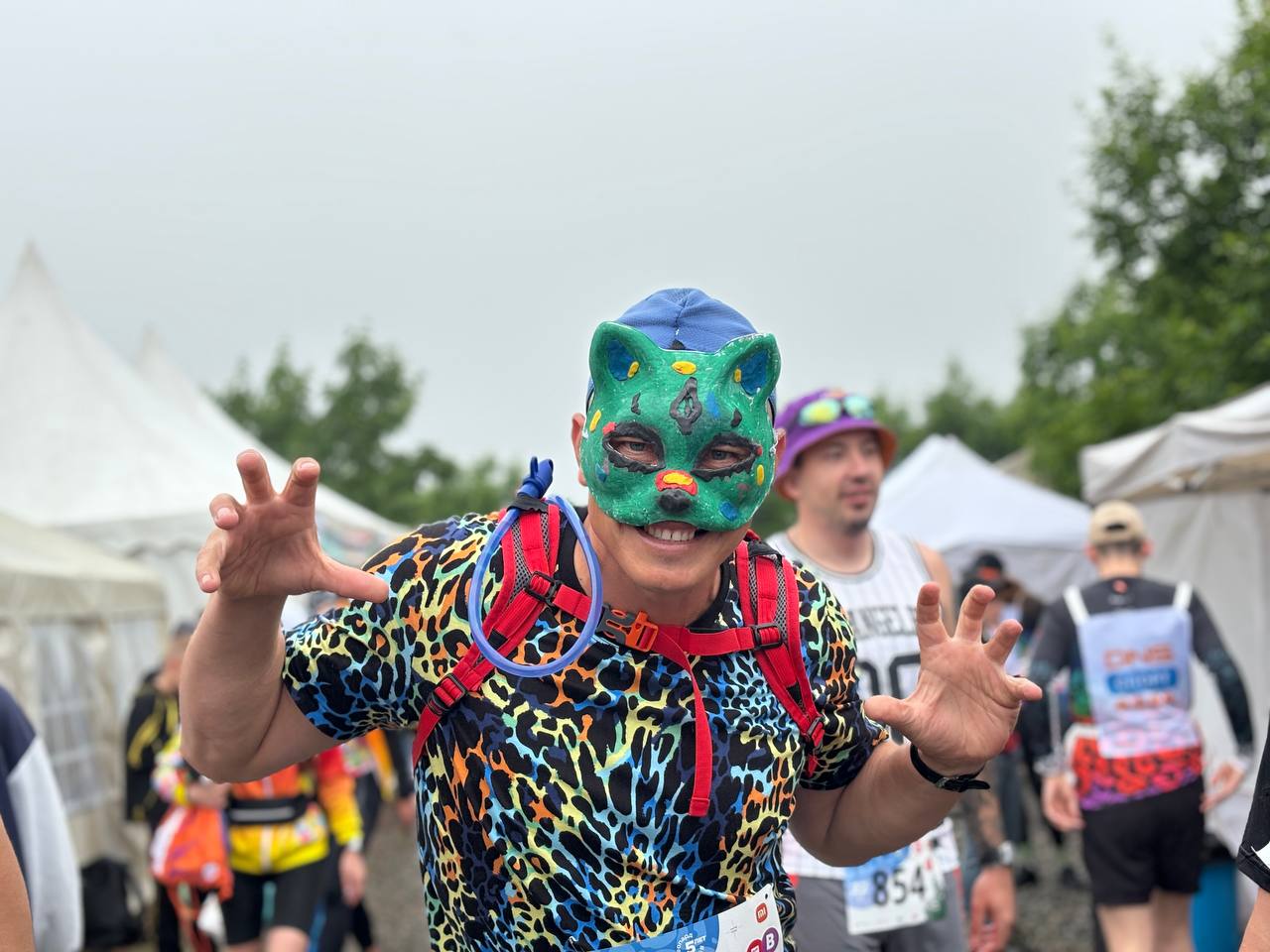 На "Земле леопарда" состоялся юбилейный забег LEORUN Участие приняли 700 человек из 43 городов. Это единственный в России забег по заповедным тропам, где живут дальневосточные леопарды. Экомаршрут «Семиверстка», дистанции 3, 5, 10, 15 и 22 км по сопкам, болотам, с панорамными видами. пролегал по минполосе, созданной для борьбы с пожарами, так что никакого вреда природе. Это был праздник спорта и природы: фудкорт, плов на финише, медали, призы от Xiaomi и RunDNSRun. Участие в забеге принял и глава DNS и соучредитель RunDNSRun Дмитрий Алексеев. «Кстати, отличный забег получился! Лес дышит цветением, манит свежестью зелени, да и погода супер. Прямо - здравствуй приморское лето! Так вот подумал... А не пора ли мне трейловые кроссовки обновить... Но вот не знаю, где и какие купить? Что посоветуете? ", - прокомментировал Алексеев, намекая на свои посты по разоблачению маркетплейсов.