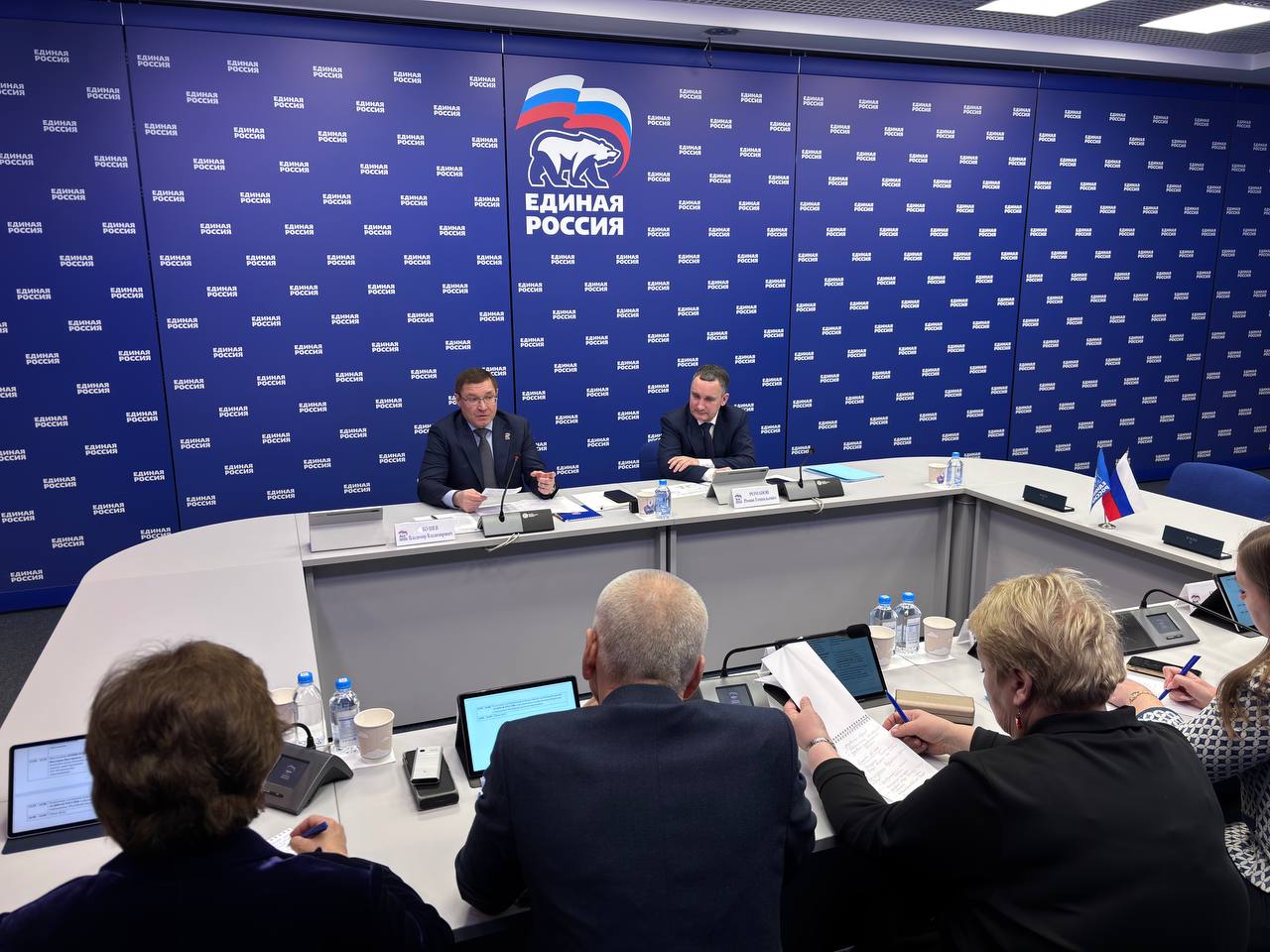 Владимир Якушев пригласил экспертов в сфере образования к написанию тематического блока новой народной программы Единой России Перед этим партии предстоит отчитаться о реализации действующей программы, а также – партийных проектов. В том числе, которые касаются образования. Тема горячая и серьезная. Она всегда волнует всех граждан, потому что все мы так или иначе имеем отношение к системе образования. Это одна из самых серьезных тем, за которую с нас будут спрашивать. И в новой программе мы должны указать на то, что у нас идет «переходящим» из народной программы, что мы будем делать в 2026-2031 году, в новом политическом цикле. При написании подраздела об образовании рассчитываю на ваше экспертное мнение и живое участие. Это принципиально важно, - акцентировал секретарь Генсовета на круглом столе с руководством Российской академии образования и издательства «Просвещение».