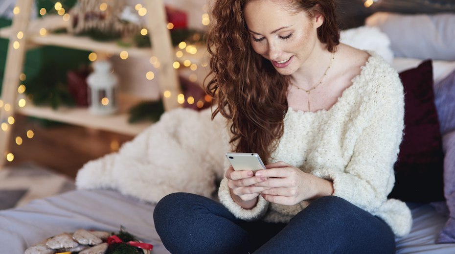 Клиенты Билайна в новогоднюю ночь будут о думать о близких а не о связи В новогоднюю ночь сразу после боя курантов Билайн обнуляет стоимость исходящих звонков по России для своих абонентов 1 января 2026 года c 00 00 до 23 59 по местному времени разговоры не будут расходовать пакет минут Для тех клиентов кто пользуется поминутной или посекундной тарификацией а также VoWiFi в роуминге звонки тоже бесплатные Ничего подключать не нужно все заработает автоматически достаточно просто позвонить близким Реклама ПАО ВымпелКом г Москва ОГРН 1027700166636 erid 2VSb5x8anjs