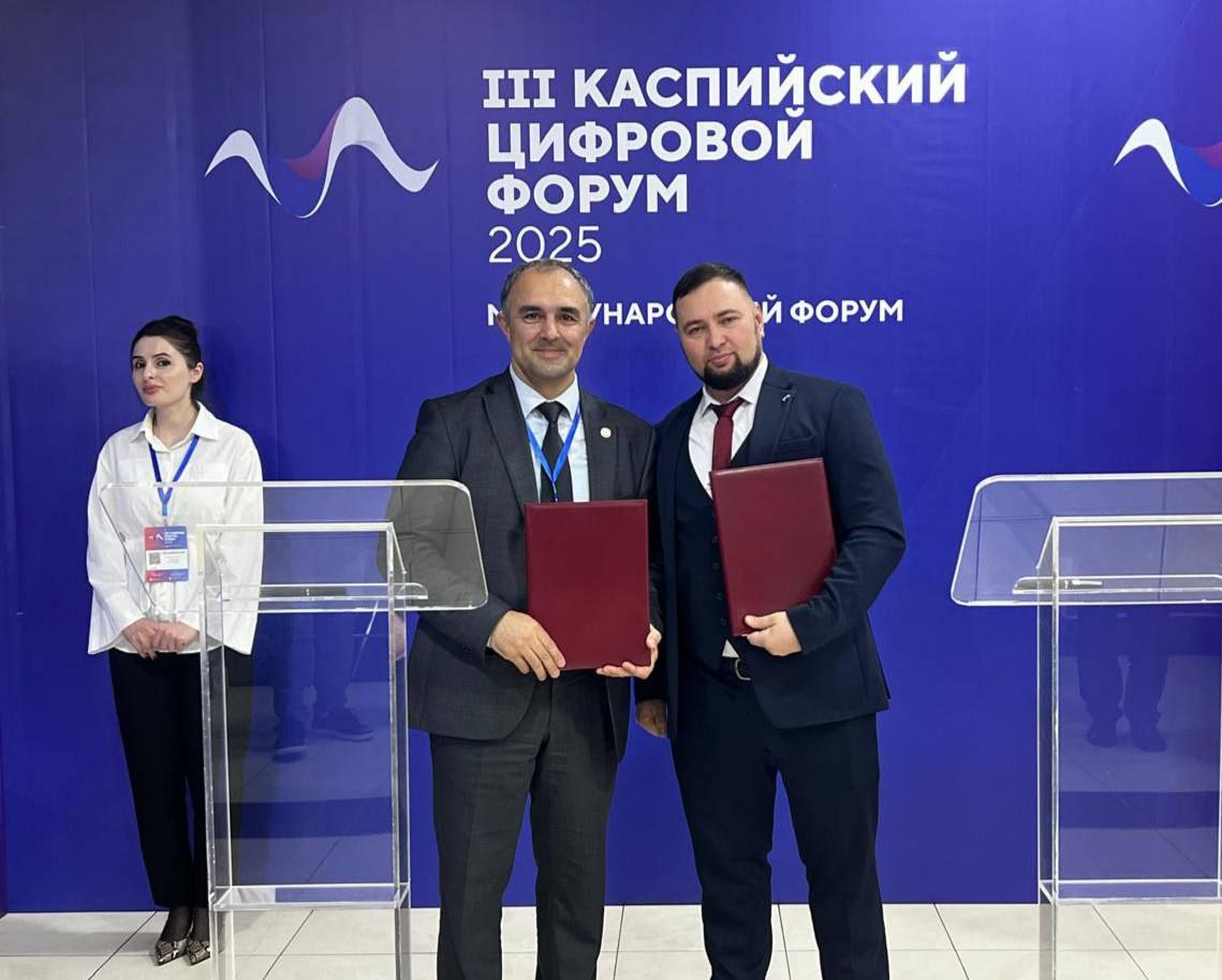 Министерство цифрового развития Дагестана совместно с АО ГЛОНАСС запустило масштабный проект по онлайн мониторингу движения транспорта на южном участке международного транспортного коридора Север Юг Цель инициативы повысить безопасность эффективность и прозрачность грузоперевозок Ключевым моментом стало подписание соответствующего соглашения между АО ГЛОНАСС и Минцифры Дагестана на Международном Каспийском цифровом форуме В рамках первого этапа проекта планируется Открытие более 20 сервисных пунктов на территории Дагестана для обеспечения онлайн трекинга грузов Оснащение транспортных средств задействованных в МТК Север Юг аппаратурой спутниковой навигации и их подключение к платформе мониторинга на базе ГАИС ЭРА ГЛОНАСС Прозрачность и безопасность передвижения по международному транспортному коридору стратегическая задача и подписание соглашения АО ГЛОНАСС с правительством Республики Дагестан является первым шагом на пути масштабной работы отметил министр цифрового развития Юрий Гамзатов Директор департамента продаж АО ГЛОНАСС Виталий Деркач сообщил что работа по открытию сервисных пунктов в том числе в морских портах начнется уже в ноябре Отмечено что все юридически значимые данные о передвижении транспортных средств будут оперативно передаваться в информационные системы правительства Дагестана и в федеральные органы исполнительной власти обеспечивая полный контроль Реализация этого проекта способствует цифровизации транспортной инфраструктуры повышению безопасности и оптимизации логистических процессов что в свою очередь положительно скажется на экономическом развитии региона