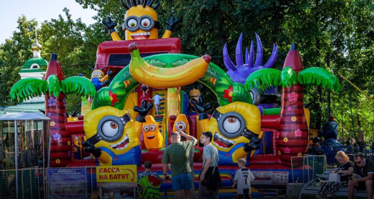 В России хотят ограничить работу коммерческих батутов О работе над созданием ГОСТ на предоставление услуг по эксплуатации коммерческих батутов в разговоре с Осторожно Media сообщила первый заместитель главы комитета Госдумы по защите семьи Татьяна Буцкая По её словам это необходимо для того чтобы отрегулировать технические характеристики подобных аттракционов а также обеспечить допуск на батут подготовленных детей в рамках их веса и параметров Ранее о возможном введении ограничений на деятельность коммерческих батутных аттракционов сообщали Известия Рост числа батутных парков напрямую связан с увеличением детских травм следует из протокола заседания общественного совета при Роспотребнадзоре По данным медиков батуты относятся к оборудованию повышенной опасности а безопасных способов использовать их для развлечений не существует Даже защитные сетки и маты как отмечается не снижают общий уровень травматизма Около 55 травм в таких парках заканчиваются переломами или вывихами Также эксперты указывают что действующие ГОСТы регулируют только оборудование но не учитывают поведение неподготовленных посетителей что остаётся главным фактором риска По данным Минздрава с 2020 года число травм среди детей 0 14 лет растёт в среднем на 5 3 в год среди подростков 15 17 лет на 2 1 Предполагается что ограничения коснутся только коммерческих батутных центров и не затронут спортивные секции для профессионалов В Роспотребнадзоре отметили что подобные ограничения уже действуют в ряде европейских стран и некоторых штатах США