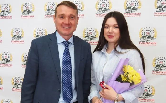 В Мордовии новое жилье получили еще трое детей-сирот. Борис, Виктория и Юлия окончили Рузаевский детский дом-школу. Ключи от новых квартир им вручил глава района Александр Юткин. “Юлия трудится в сфере общественного питания, воспитывает ребенка. Ее мечта о собственном жилье исполнилась. Ведь до этого она жила на съёмной квартире. Виктория — счастливая жена и мама двоих детей. Девушка уверена, что это значимое событие в жизни принесёт ей и семье уют и стабильность”, — рассказали в администрации Рузаевского района. Борис на эту встречу попасть не смог, так как сейчас трудится за пределами Мордовии. Ключи от новой квартиры получил его брат. В районной администрации уверены, что новое жилье для Бориса станет хорошей мотивацией вернуться на малую Родину.