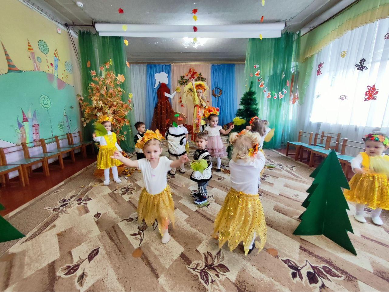 Осень время волшебства и вдохновения В младшей группе Карапузики Скадовского детского сада Колокольчик состоялось замечательное занятие посвященное тематической неделе Золотая осень Во время занятия малыши закрепили свои знания о признаках осени и смогли реализовать свои художественные способности через песни танцы и стихи Игры с осенними листочками добавили веселья и радости а яркие цвета осени наполнили их сердца теплом Заключительный момент праздника когда Осень одарила ребят вкусными подарками стал настоящим завершением увлекательного путешествия в мир осенней природы Этот праздник не только порадовал детей но и укрепил их командный дух способствовал развитию творческих талантов и оставил массу приятных воспоминаний Ведь такие занятия формируют у детей любовь к окружающему миру и учат ценить красоту природы отметила директор детского сада Ирина Мельниченко