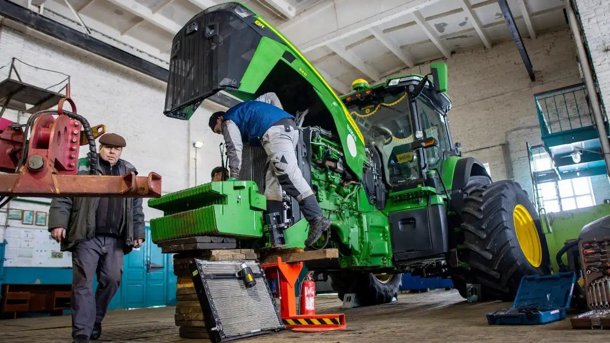 В Прогресс Агро массово приступили к подготовке сельхозтехники к весенним полевым работам 2026 Сейчас специалисты компании приступили непосредственно к ремонту агрегатов для подготовки почвы и сева пропашных культур Восстановление парка ведется по двум направлениям текущий ремонт осуществляется силами растениеводческих отделений а сложные работы с высокотехнологичными машинами и электроникой доверены собственным специализированным сервисным центрам Подробнее читайте