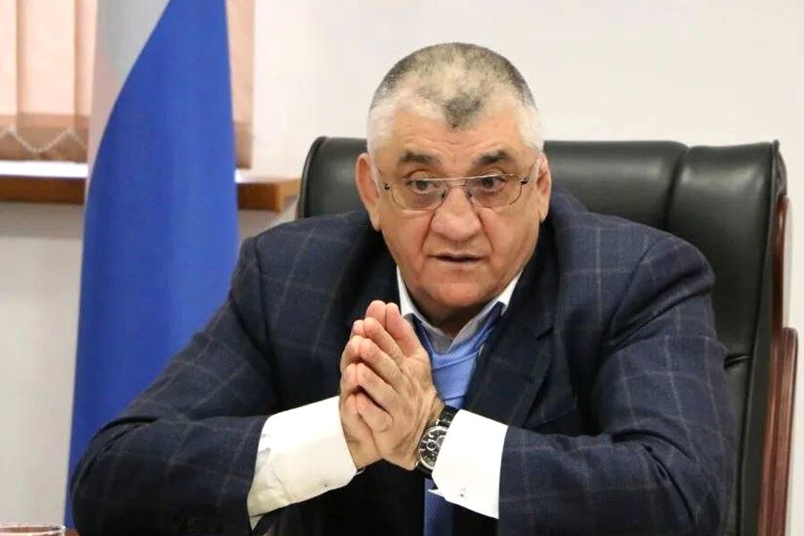 В Южном окружном военном суде началось рассмотрение масштабного уголовного дела против экс мэра Кизилюрта и бывшего министра спорта Дагестана Магомеда Магомедова Ему вменяют создание банды убийства растрату и ряд других тяжких преступлений в том числе убийство бизнесмена Мирзы Сиражудинова и его 13 летнего сына в 2006 году На первом заседании Магомедов вину не признал