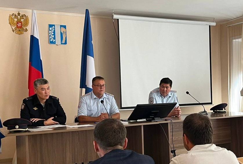 Блогеры сообщают: задержан начальник тыла МВД Бурятии Руслан Дорофеев. Вчера утром в 06.00 часов ОСБ, СУСК и маски-шоу с автоматами приехали брать полковника Дорофеева. Приняли, якобы за конкурсы по подрядам. На фото: Дорофеев в центре.