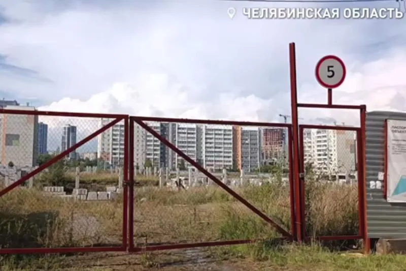 Концессионер хочет расторгнуть соглашение на строительство школы в Челябинске В суд с иском к минобру региона обратилась московская компания ПроШкола 29 Она просит расторгнуть концессионное соглашение о строительстве школы в 33 микрорайоне Челябинска Компания также требует взыскать с министерства сумму возмещения при досрочном прекращении соглашения Речь идет о 136 6 млн рублей Концессионер заключил соглашение о финансировании проектировании и строительстве школы на 1100 мест в Челябинске в 2022 году Ее планировали сдать в 2023 м однако этого не произошло Из за смены подрядчика и пересчета проектно сметной документации работы на объекте приостановили Подписаться на ЕАН Челябинск в МАХ