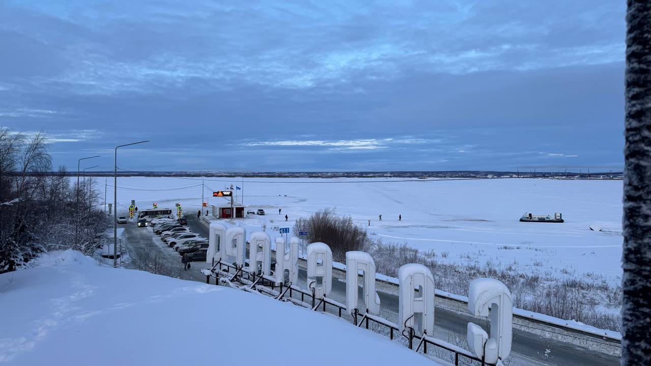 Между Салехардом и Лабытнанги намораживают ледовую переправу Будущая зимняя дорога будет двухполосной её обустраивают вешками после установят дорожные знаки По технологии лёд сначала очищают от снега потом поливают сверху водой В этом году к обустройству ледовой переправы приступили 12 ноября Десять человек работают в две смены продвигаясь в среднем на 400 метров в сутки Для обеспечения безопасного проезда транспортных средств общей массой до 3 5 тонны требуется толщина льда не менее 35 см Ориентировочная дата открытия 1 декабря но если будут позволять погодные условия откроем движение раньше рассказал Артём Корякин заместитель директора салехардского филиала АО Ямалавтодор  Дорожники призывают жителей округа соблюдать безопасность и не выезжать на закрытые зимники и ледовые переправы до наступления устойчивых морозов Фото Светлана Калашник     Медиацентр Салехард Подписаться на нас   Поддержать бустом Заказать рекламу