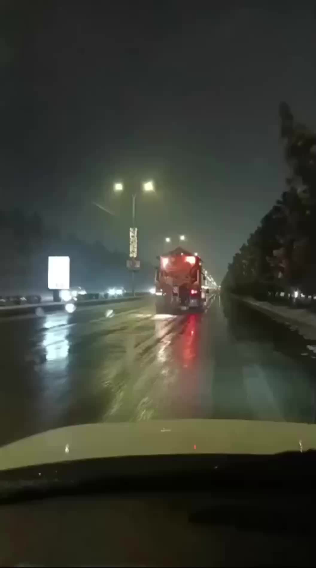 Во Владикавказе началась противогололедная обработка дорог в условиях снегопада