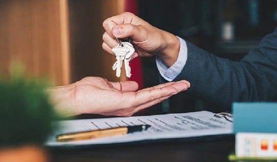 Автомобильная компания из китайского города Вэньчжоу внедрила необычную политику по привлечению и удержанию талантливых сотрудников тем кто проявил себя и проработал в компании более пяти лет дарят квартиры пишет The Standard По данным руководства в этом году уже вручено пять квартир включая жилье двум сотрудникам которые поднялись со стартовых позиций до управленческих Владелец компании пояснил что решение связано с высокой текучестью кадров в отрасли требующей технической компетенции и сложностями найма квалифицированных специалистов По его словам подобные льготы не только укрепляют кадровый состав но и помогают экономить преданные сотрудники позволяют снизить расходы примерно на 140 тысяч в год