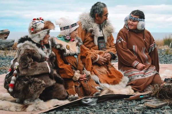 Туристам откроют новый маршрут на Чукотку через Магадан В начале марта стартует масштабная автоэкспедиция Амур Арктика участники которой преодолеют путь от российско китайской границы через Якутию Амурскую и Магаданскую области чтобы финишировать на Чукотке Экспедицию организаторы неофициально называют первым этапом золотого маршрута по Дальнему Востоку Идея маршрута была разработана в прошлом году в рамках фестиваля Берингов пролив Партнерами проекта выступают Корпорация развития Дальнего Востока и Арктики и правительство Чукотского АО Предполагается что новый маршрут позволит путешественникам насладиться арктической природой а также увидеть уникальные технологические проекты Чукотки Присоединиться к проекту могут все желающие автопутешественники готовые за 3 недели проехать настоящий пояс холода РБК Восток в Telegram и MAX