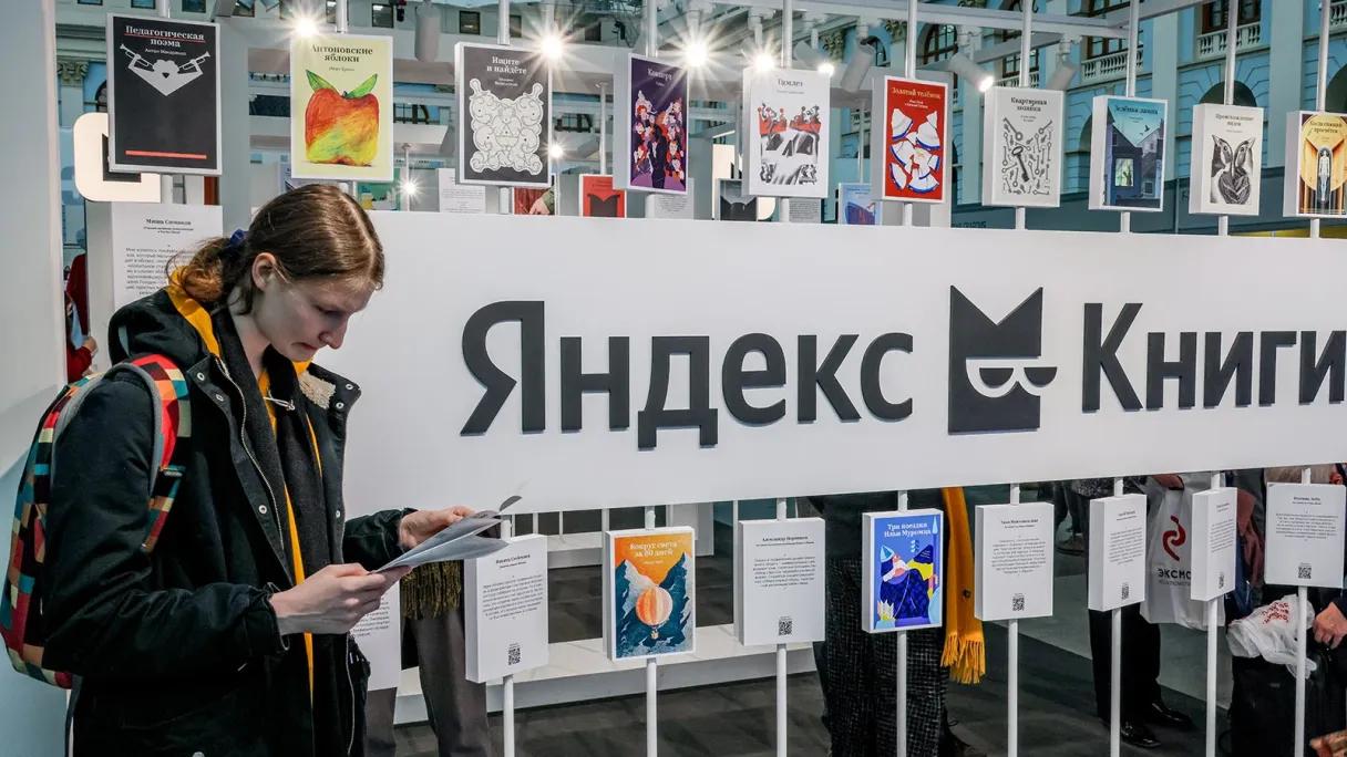 На сервисе Яндекс Книги появился новый раздел AI про книги в котором искусственный интеллект может помочь выбрать книгу исходя из запроса пользователя Об этом Forbes сообщили представители компании Функция работает на базе семейства генеративных моделей Яндекса Alice AI Пользователи могут написать запрос в свободной форме например Посоветуй книгу про любовь Предложи книги про олимпийский богов или Найди книги похожие на Ведьмака Учитывая запрос индивидуальные предпочтения пользователя его историю чтения и взаимодействия с сервисом алгоритм выберет подходящие произведения из каталога сервиса Подробности на сайте Forbes Фото Михаила Метцеля ТАСС