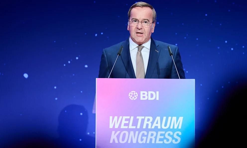 Германия до 2030 года потратит 35 миллиардов евро на создание системы безопасности в космосе Германия готовится к созданию собственной системы безопасности в космосе Министр обороны Борис Писториус объявил на космическом конгрессе Союза немецкой промышленности в Берлине что до 2030 года правительство вложит 35 миллиардов евро в спутниковые сети наземные станции и отдельный военный центр управления спутниками Бундесвера В космосе нет границ и континентов Там нашими соседями напрямую являются Россия и Китай подчеркнул Писториус По его словам системы Германии уже подвергаются атакам два спутника IntelSat используемые Бундесвером сопровождаются российскими разведывательными аппаратами Китай отметил Писториус отрабатывает в космосе динамичные маневры сближения Чтобы защититься Германия намерена развивать радары телескопы и так называемые спутники стражи которые будут отслеживать обстановку на орбите Мы должны быть готовы не только защищаться но и сдерживать А значит иметь возможность действовать в космосе военными методами заявил министр Писториус также подчеркнул необходимость независимых европейских пусковых систем от легких ракет до тяжелых носителей способных конкурировать на мировом рынке BILD Russian