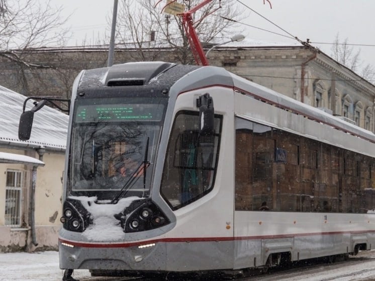 В Ростове из-за снегопада возникли перебои в работе общественного транспорта  В Ростове-на-Дону из-за обильного снегопада возникли перебои в работе городского общественного транспорта. Об этом проинформировали в муниципальном транспортном предприятии.    Трамвайные маршруты №7 и №10 были изменены  и теперь следуют по укороченному пути. Данная ситуация обусловлена повреждением линий электропередач на улице Осипенко, произошедшим накануне. Компенсационный транспорт не смогли выйти на линию.    Полностью прекращено трамвайное сообщение на отрезке пути, соединяющем улицу Чукотскую и Ленгородское депо, расположенное на улице Профсоюзной. В связи с этим трамваи №7 курсируют между депо и Центральным рынком, а трамваи №10 – между депо и Сельмашем.    Информация о том, когда будет возобновлено нормальное движение, отсутствует.   Подписаться на "Новости Ростова"    Прислать новость