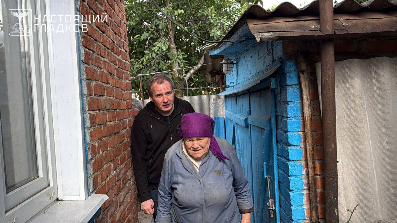 В Белгородской области усилят охрану порядка в приграничных сёлах. Во время рабочей поездки губернатор обратил внимание, что в некоторых сёлах сейчас нет представителей местной власти и полиции. Однако местные жители остались в своих домах. Они не могут уехать в ПВР, потому что переживают за своё имущество. По словам главы региона, люди должны чувствовать защиту, поэтому поручил главам исправить ситуацию. Особое внимание уделят охране имущества граждан и поддержанию порядка, заверили власти. Подписаться Написать нам