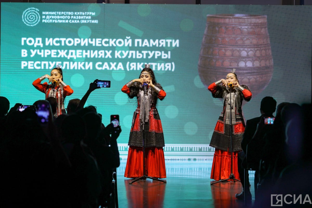 В Якутске состоялось торжественное открытие Года исторической памяти  В понедельник, 10 марта, в музейном комплексе «Моя история» в Якутске состоялось открытие Года исторической памяти, приуроченное ко Дню архивов в России. Событие было инициировано министерством культуры и подчеркивает важность сохранения культурного наследия, исторической памяти и духовности, сообщает ЯСИА.  Министр культуры и духовного развития Якутии Афанасий Ноев отметил, что культура, духовность и историческая память являются основой развития страны, а также важны для осмысления той роли, которую старшее поколение сыграло в защите Родины в годы Великой Отечественной войны.  «Действительно, начиная от каждого из нас создается история страны. Наши герои-якутяне во время Великой Отечественной войны, 24 Героя Советского Союза, в свое время создавали историческую правду, защищали нашу Родину, как наши деды. А сегодня наши защитники Отечества, 11 якутян – Героев России, являются теми людьми, которые продолжают эту историческую правду, на которую всегда опирается наш президент Владимир Путин».  В рамках мероприятия состоялось вручение наград лучшим архивным организациям Якутии.  Также награждены сотрудники архивных и административных учреждений за добросовестный труд и вклад в развитие архивного дела Якутии.     Все новости   #Яестьновость   Обсудить