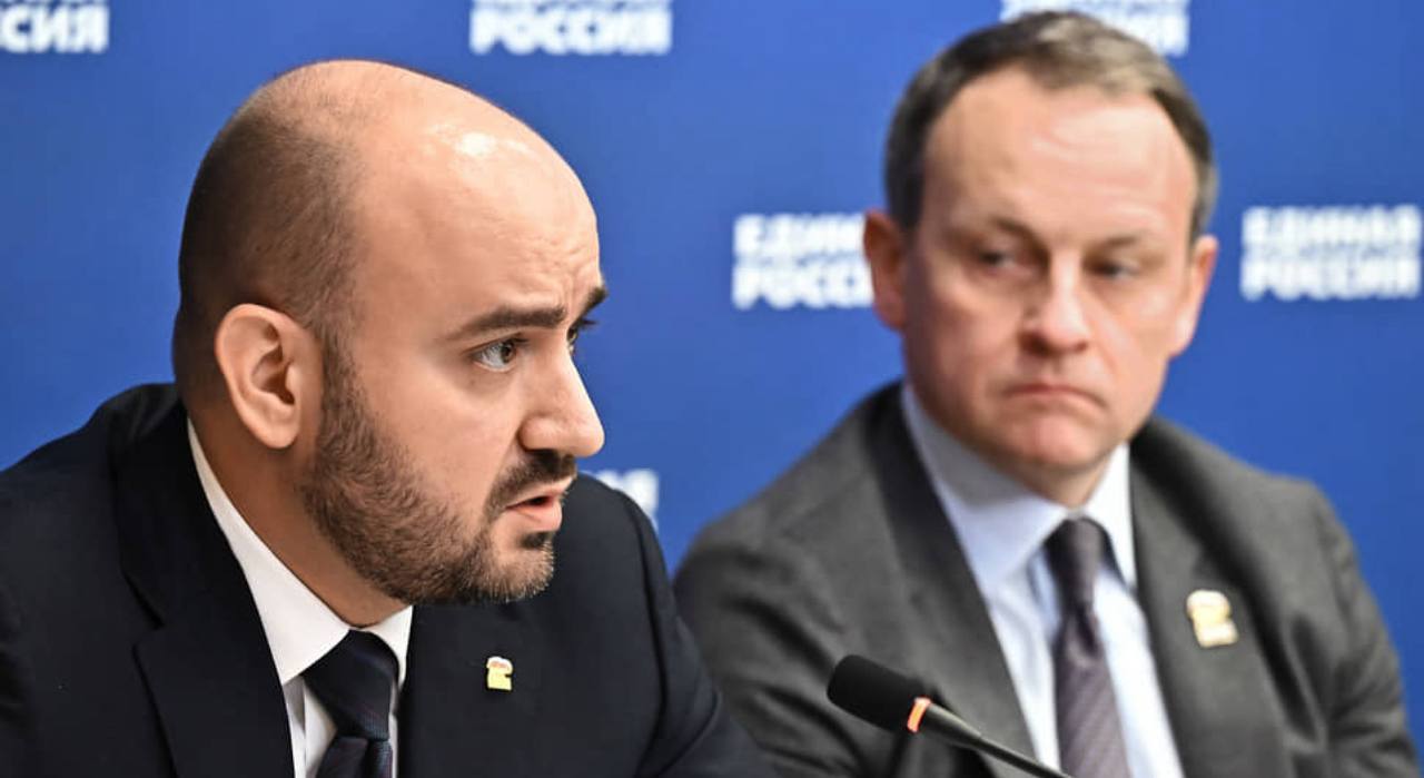 Губернатор Самарской области пообещал быть вежливым с подчиненными еще 10 дней Губернатор Самарской области Вячеслав Федорищев отреагировал на просьбу жительницы Тольятти пожаловавшейся ему лично на протекающую крышу жилого дома из за некачественного ремонта Глава региона обратился к министру энергетики и жилищно коммунального хозяйства региона Виталию Брижаню с требованием разъяснить ситуацию Я обещал себе и коллегам в правительстве что я буду достаточно вежлив В том числе когда слушаю такие доклады по проблемам где месяц жителей затапливают Поэтому пожалуйста доложите так чтобы мы поняли о чем идет речь в чем была проблема как она устранена и так далее попросил губернатор Глава региона также потребовал не допускать подобных ситуаций когда жители от безысходности и бездействия чиновников обращаются к первому лицу области Летом текущего года сообщалось что Виталий Брижань может покинуть свой пост Ранее Вячеслав Федорищев извинился перед жителями региона за грубую форму в которой он заявил об увольнении главы Кинельского района области Юрия Жидкова kommersant volga