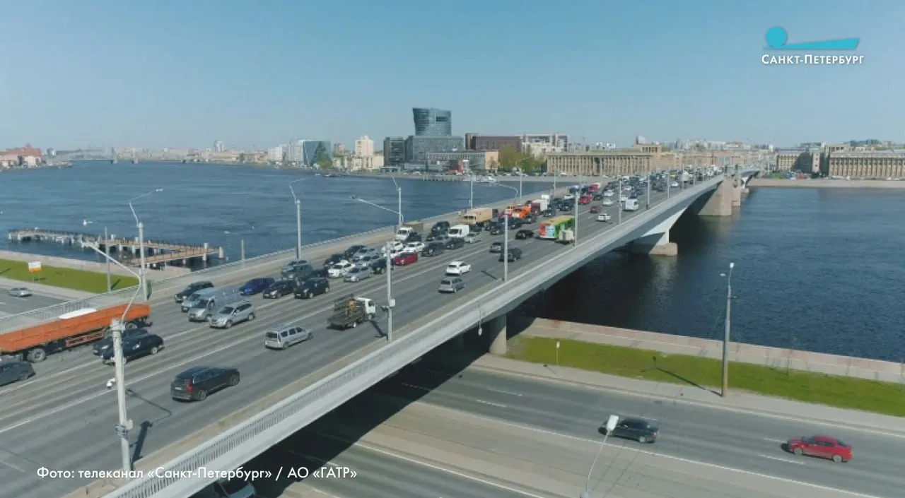 Мост Александра Невского уйдёт на четырёхмесячный ремонт с 16 мая Один из ключевых мостов Петербурга уходит на капитальный ремонт С 16 мая стартует первый этап обновления переправы Александра Невского который продлится четыре месяца до 16 сентября В первую очередь займутся трамвайными путями заменят полотно гидроизоляцию деформационные швы и асфальт На это время движение трамваев по мосту полностью закроют В направлении площади Александра Невского сузят проезд до двух полос в обратную сторону к Заневскому проспекту оставят три полосы Городские власти просят заранее планировать поездки и следить за временными знаками Наши новости в Телеграм VК ОK MAX