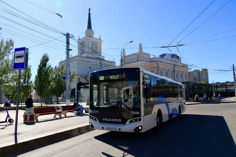 В Волгоград поступило 15 автобусов для маршрута № 21 Новый транспорт вмещает до 100 человек, оснащен системами видеонаблюдения, кондиционирования и бескондукторной оплаты. Подвижной состав на опорных маршрутах города полностью обновлен, сообщили в мэрии. Еще 35 автобусов среднего класса прибудут в город-герой до конца лета, чтобы заменить технику на вспомогательных направлениях. Подписаться