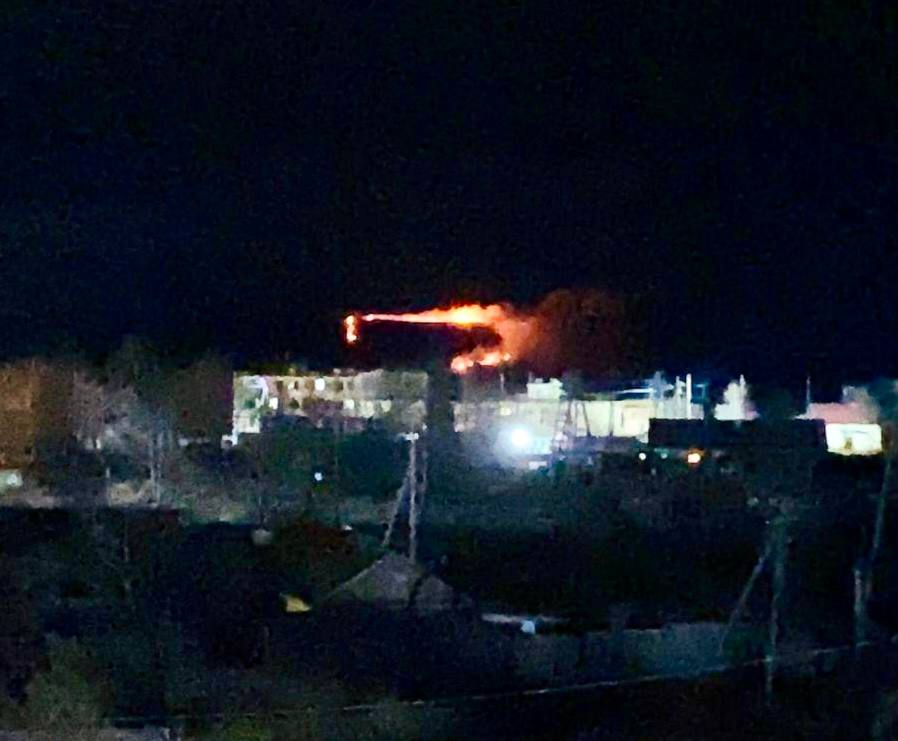 В соцсетях сейчас активно обсуждают фотографии с Арманского побережья Некоторые пишут что это остров Завьялова но на самом деле речь идёт об острове Недоразумения Вчера там произошло возгорание на землях лесного фонда Причины будут устанавливаться но похоже это человеческий фактор ПСЦ Магаданской области доставил шесть специалистов Авиалесоохраны они занимаются локализацией очага и тушением С завтрашнего дня планируется переброска дополнительных сил Угроза имеющимся постройкам на острове на текущий момент отсутствует По запросу руководителя тушения пожара Авиалесоохраны который работает на месте спасатели регионального пожарно спасательного центра готовы подключиться к тушению beregovoy49