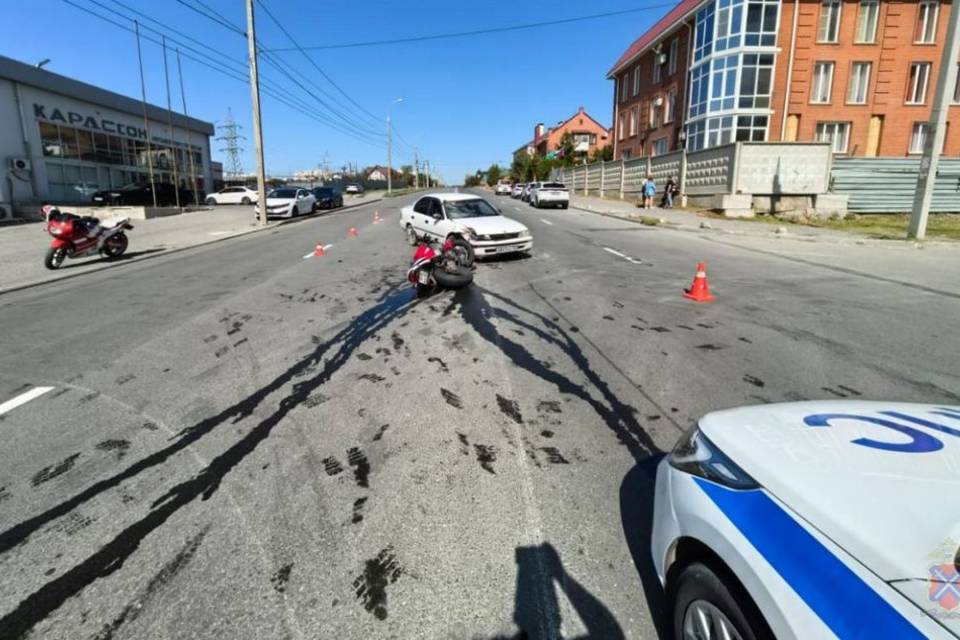 Иномарка и мотоцикл столкнулись в Волгограде  Мотоциклист получил травмы и был госпитализирован.  29 июля в Советском районе Волгограда произошло ДТП. Авария случилась утром, около 8:10, напротив дома №1Д по улице Зевина.  Установлено, что дорогу не поделили водитель легкового автомобиля и мотоциклист. На дороге столкнулись Toyota Corolla и Honda.  В аварии пострадал один человек, ему потребовалась госпитализация.  - В результате ДТП водитель мотоцикла доставлен в медучреждение, - сообщили в ГУ МВД России по Волгоградской области.